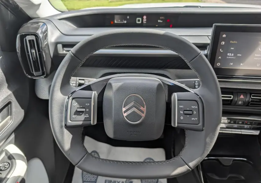 Vue intérieure centrée sur le volant multifonctions noir de la Citroën C3 Aircross 2026 avec tableau de bord et écran tactile.
