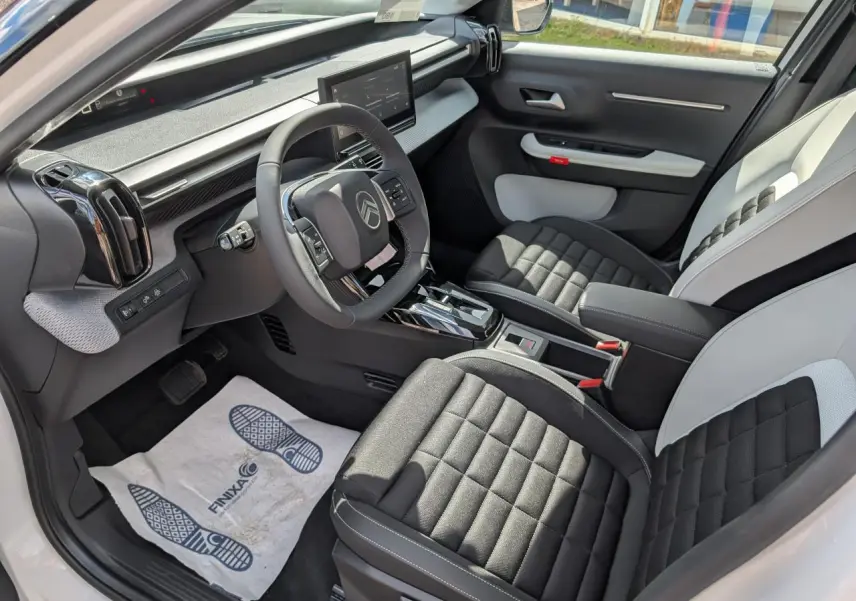 Intérieur avant droit du Citroën C3 Aircross blanc, sièges Advanced Comfort noirs et gris, tableau de bord moderne avec écran tactile.