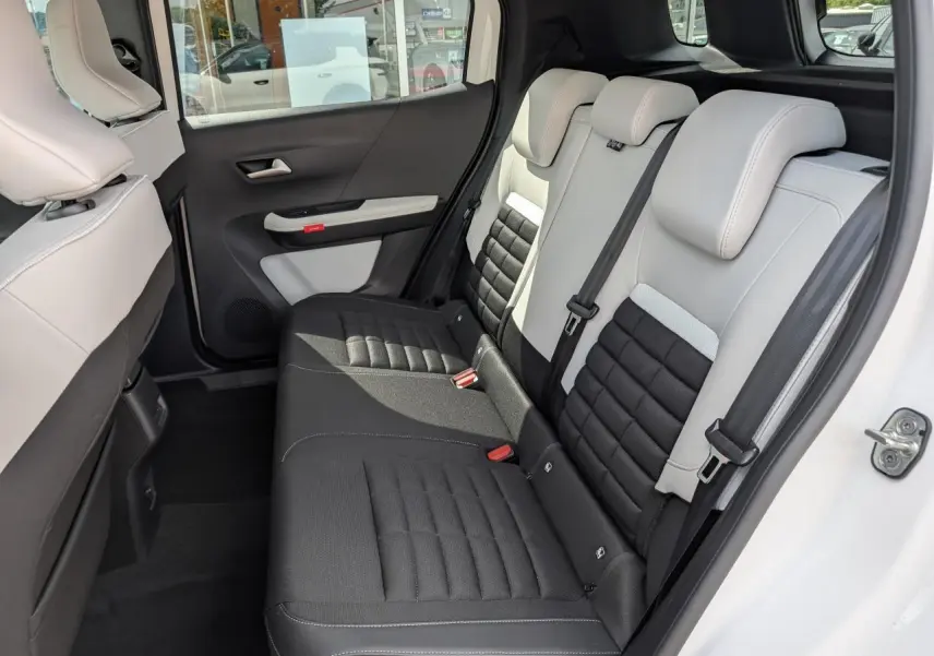 Vue intérieure côté droit des sièges arrière bi-ton noir et gris du Citroën C3 Aircross blanc 2026.