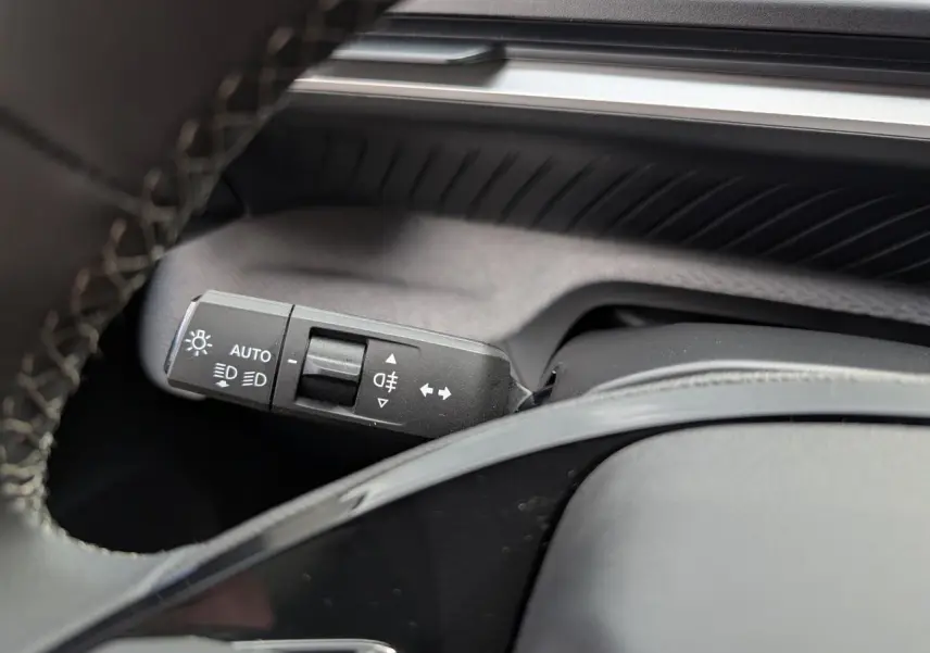 Gros plan sur la commande des feux et clignotants à gauche du volant du Citroën C3 Aircross 2026.