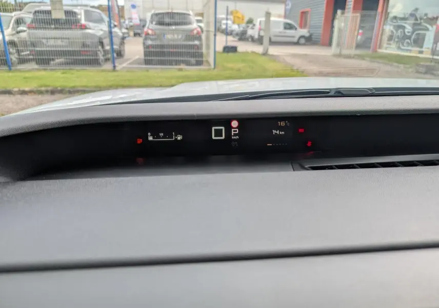 Affichage tête haute numérique du tableau de bord du Citroën C3 Aircross 1.2i Hybride blanc, vue intérieure frontale.