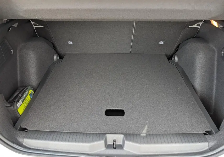 Coffre ouvert de Citroën C3 Aircross blanc, vue intérieure montrant le plancher de coffre plat et compartiment de rangement.