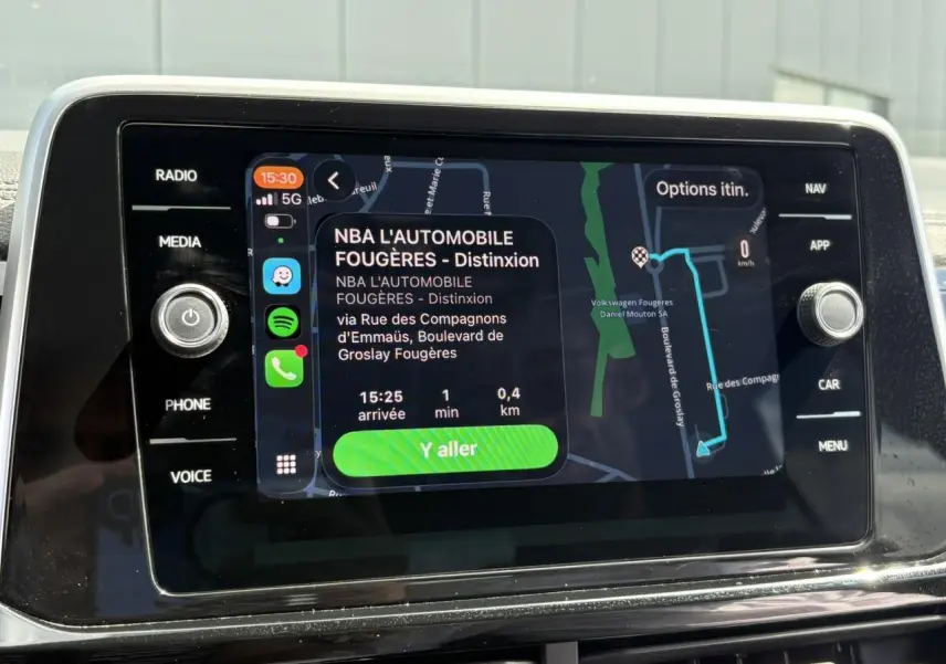 Écran tactile central du Volkswagen T-Roc 2025 affichant la navigation avec interface connectée.
