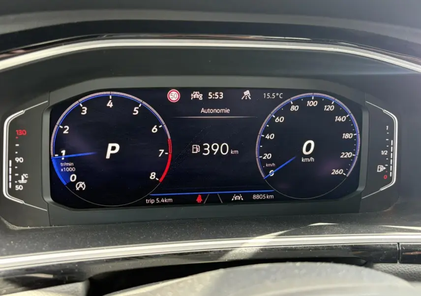 Vue rapprochée du combiné d'instruments digital du Volkswagen T-Roc 2025 affichant la vitesse, le régime et l'autonomie.