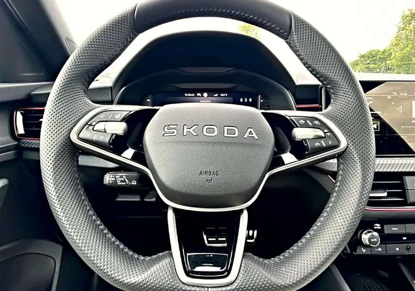 Volant sport perforé noir de Skoda Kamiq 2026 vu de face avec commandes multifonctions et tableau de bord digital.