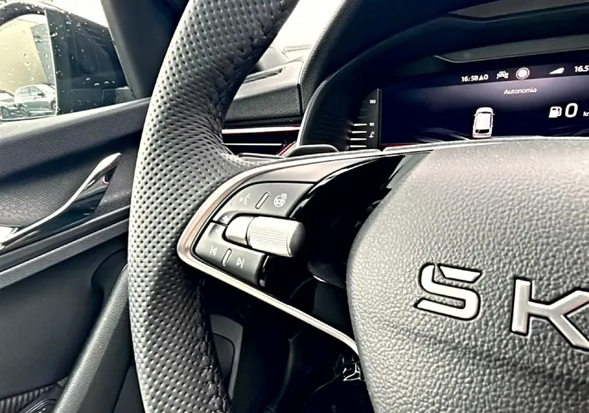 Gros plan sur le volant cuir perforé noir du Skoda Kamiq 2026 avec commandes multifonctions et tableau de bord numérique.