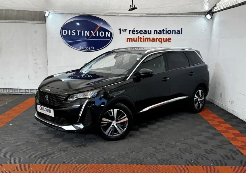 Peugeot 5008 noir vue 3/4 avant droit dans un showroom avec jantes alliage et vitres teintées.