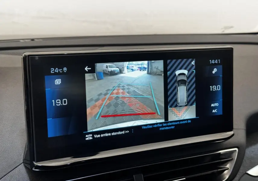 Écran tactile intérieur du Peugeot 5008 noir 2022 affichant la caméra de recul et l'aide au stationnement arrière.