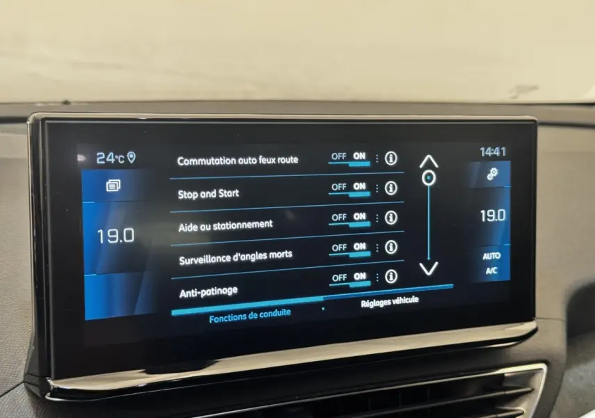 Écran tactile central du Peugeot 5008 noir montrant les réglages d’aides à la conduite et climatisation à 19°C.