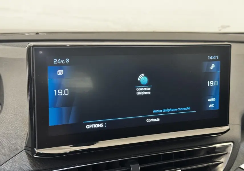 Écran tactile central du tableau de bord du Peugeot 5008 noir, affichant la connexion Bluetooth et la température à 19°C.