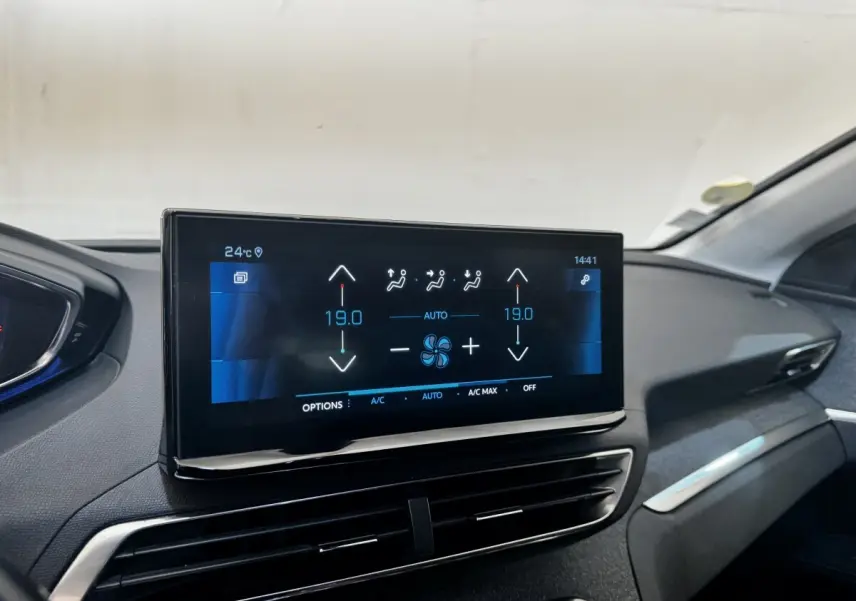 Écran tactile central affichant la climatisation à 19°C dans l'habitacle noir du Peugeot 5008, vue de face.