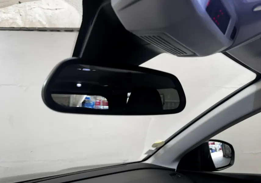 Vue intérieure du rétroviseur central et latéral droit d’un Peugeot 5008 noir, avec tableau de bord partiellement visible.