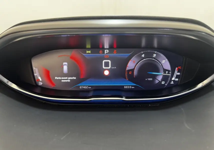 Affichage numérique du tableau de bord du Peugeot 5008 noir, indiquant porte avant gauche ouverte et vitesse à 0 km/h.