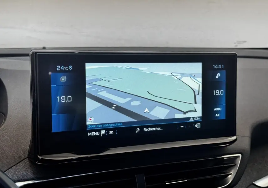 Écran tactile central du tableau de bord du Peugeot 5008 noir, affichant la navigation en mode 3D.