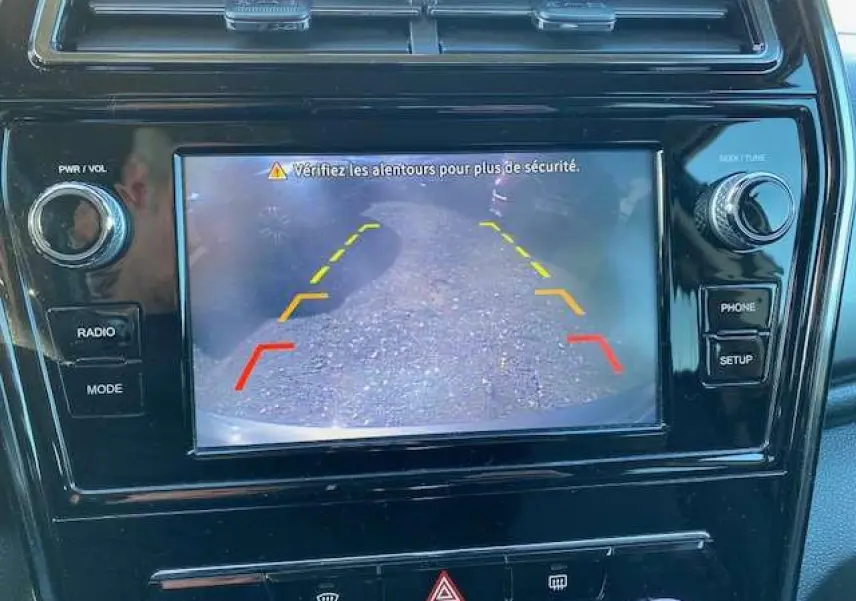 Écran central du tableau de bord du Ssangyong Tivoli 2021 gris foncé affichant la caméra de recul avec repères colorés.