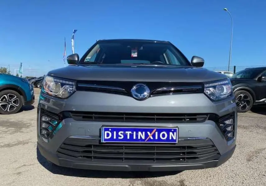 Vue frontale d'un SsangYong Tivoli gris foncé 2021 avec calandre noire et plaque Distinxion visible.