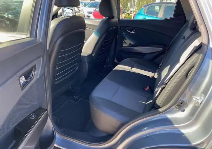 Vue intérieure côté droit sur les sièges arrière noirs du SsangYong Tivoli gris foncé 2021 version Pop diesel.