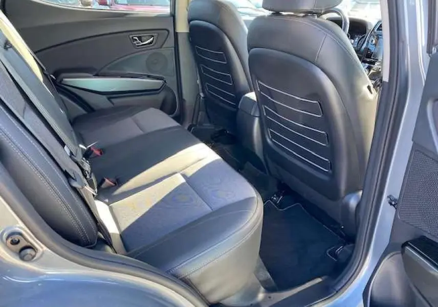 Vue intérieure arrière côté droit du SsangYong Tivoli gris foncé 2021, sièges en tissu et cuir avec surpiqûres blanches.