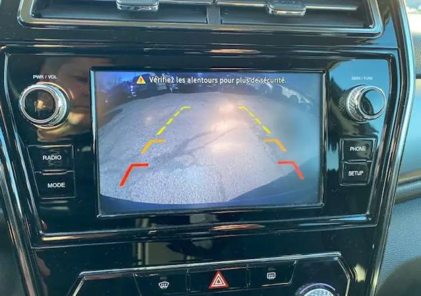 Écran central du SsangYong Tivoli 2021 montrant la caméra de recul avec repères colorés dans un intérieur noir brillant.