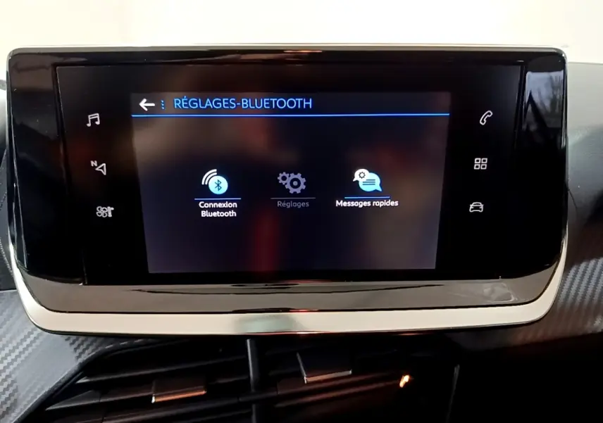 Écran tactile central de la Peugeot 208 blanc, affichant le menu réglages Bluetooth dans l’habitacle.