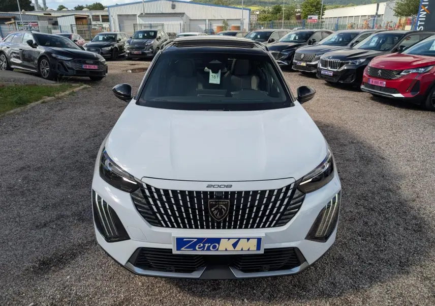 Vue avant d'un Peugeot 2008 blanc avec calandre noire à motifs verticaux et feux LED distinctifs en forme de griffes.