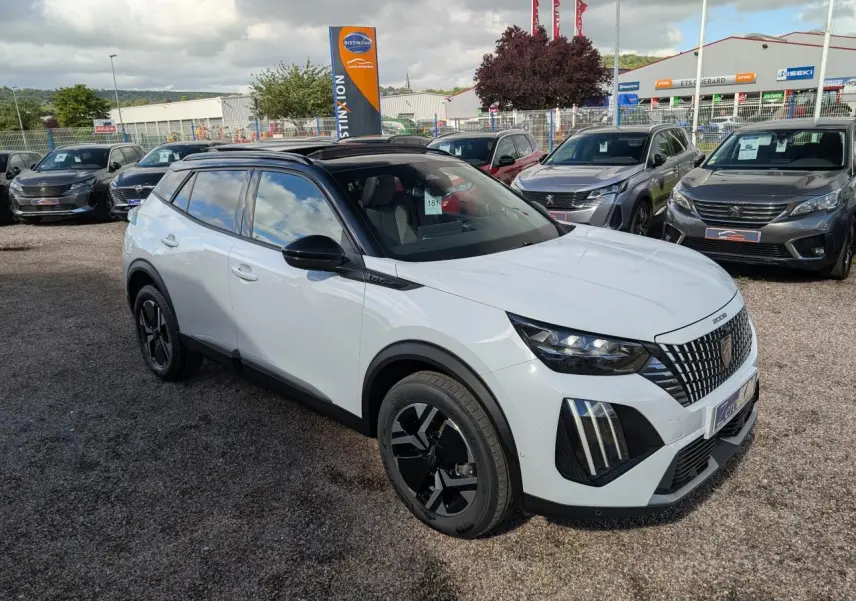 Peugeot 2008 GT hybride blanche vue 3/4 avant droit avec toit noir et jantes alliage bi-ton.