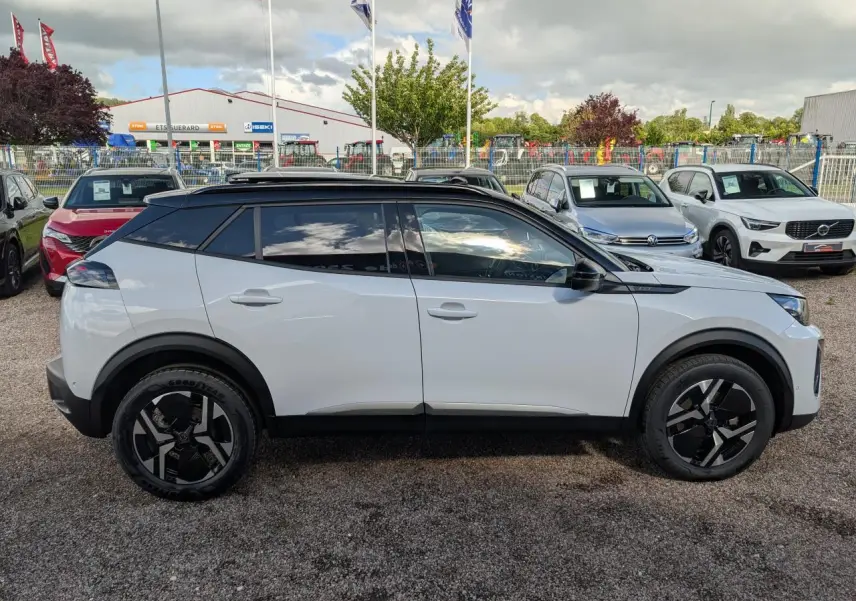 Peugeot 2008 blanc vue de profil côté gauche avec toit noir et jantes alliage bi-ton 17 pouces.