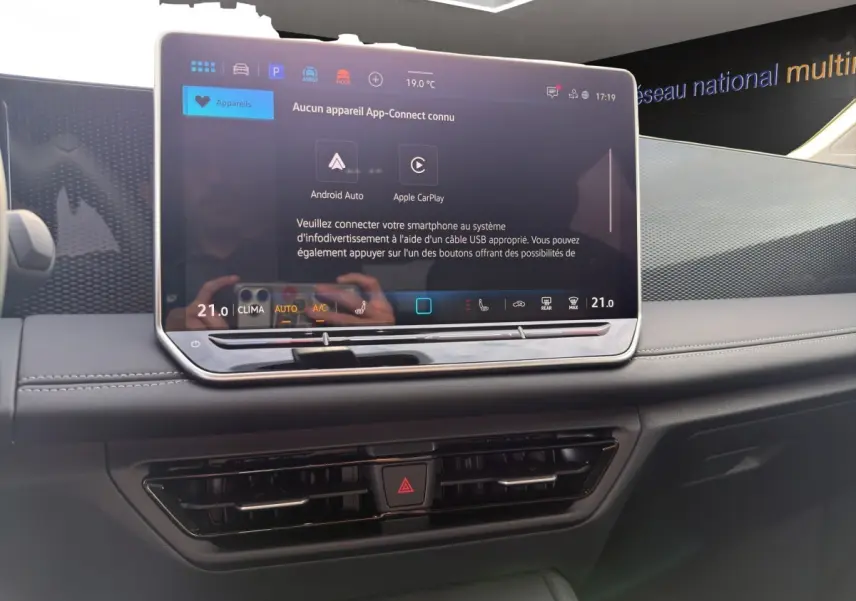 Écran tactile central du tableau de bord du Volkswagen Tiguan noir 2026 avec affichage Android Auto et Apple CarPlay.
