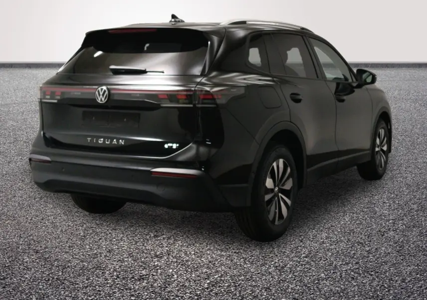 Vue 3/4 arrière droite d'un Volkswagen Tiguan noir avec feux arrière LED et jantes modernes.