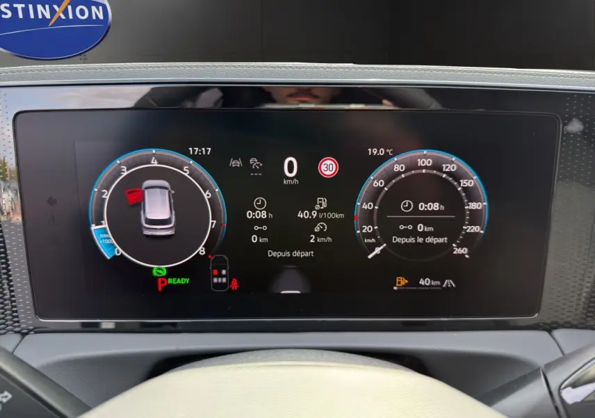 Affichage numérique du combiné d'instruments du Volkswagen Tiguan 2026, avec indicateurs de vitesse, consommation et alertes.