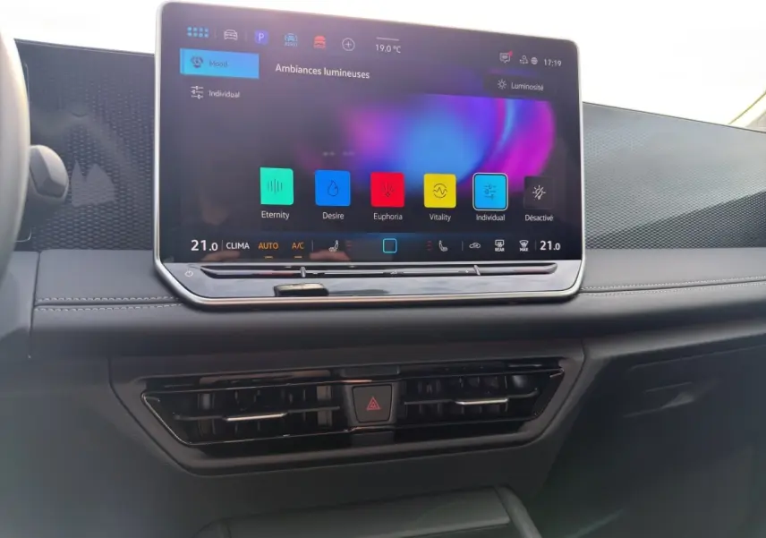 Écran tactile central 12,9 pouces du Volkswagen Tiguan 2026 noir, affichant les options d'ambiance lumineuse.
