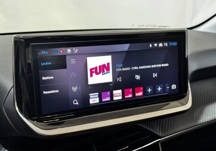 Écran tactile central de la Peugeot 208 PureTech 75 S&S Active 2024 affichant la radio Fun en intérieur noir.
