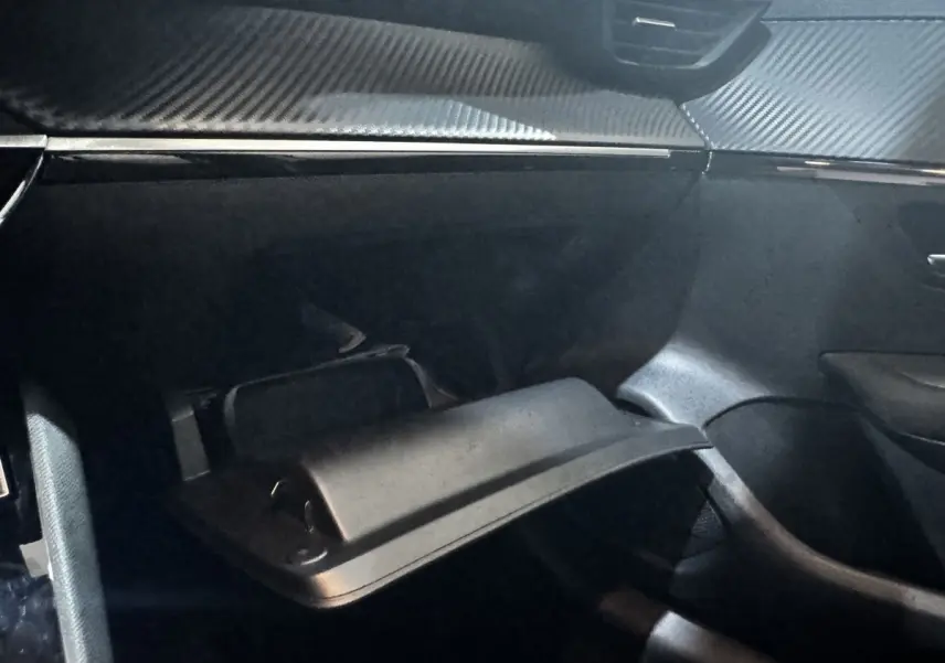 Vue intérieure du coffre à gants ouvert côté passager de la Peugeot 208 PureTech 75 S&S Active 2024.