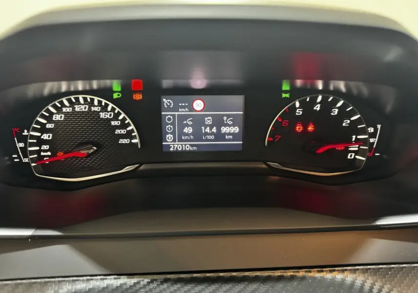 Vue rapprochée du combiné d'instruments numérique de la Peugeot 208 PureTech 75 S&S Active avec affichage de vitesse et alertes.