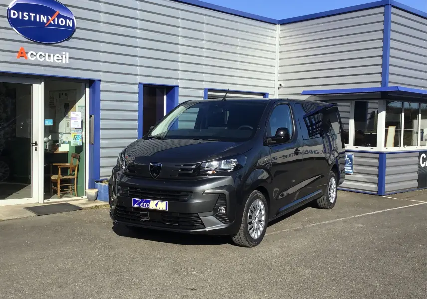 Peugeot Expert Cabine Approfondie gris titane vu en 3/4 avant droit sur un parking ensoleillé.