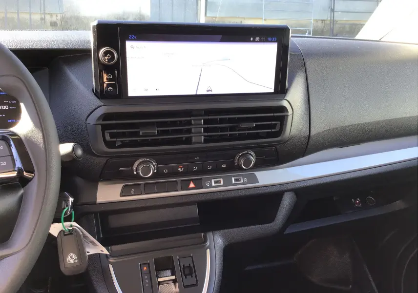 Vue intérieure du poste de conduite du Peugeot Expert Cabine Approfondie gris titane, avec volant multifonction et écran tactile central.
