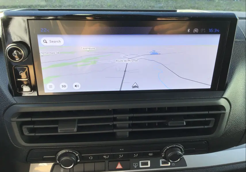 Vue rapprochée du volant noir du Peugeot Expert Cabine Approfondie gris titane, avec tableau de bord numérique et écran tactile.