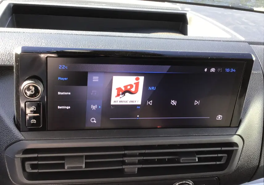 Gros plan sur les commandes du volant du Peugeot Expert Cabine Approfondie gris titane, mettant en valeur les boutons de limitation et assistance de vitesse.