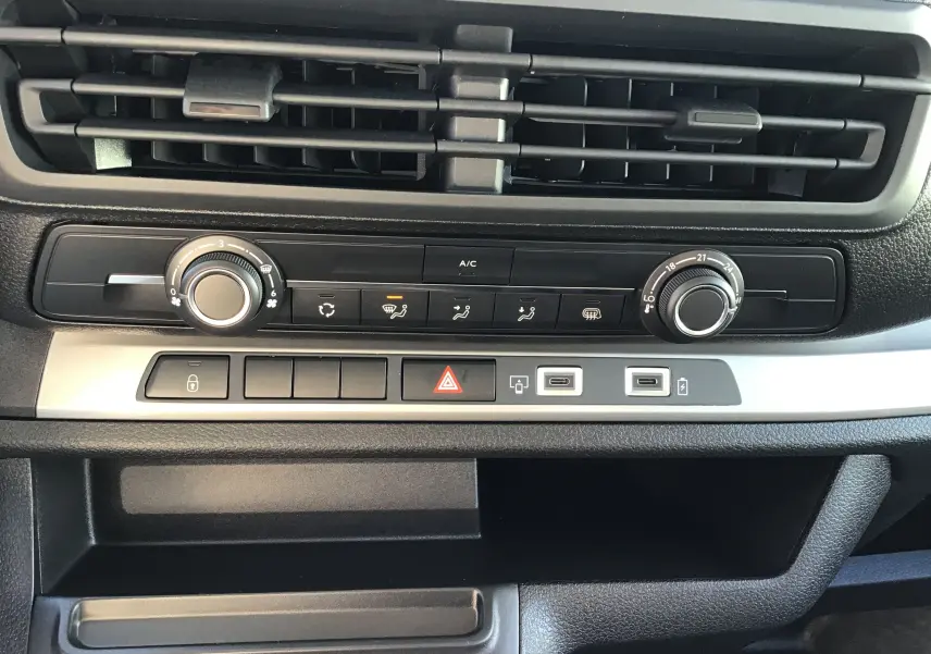 Écran tactile central du tableau de bord du Peugeot Expert XL gris titane, affichant le menu multimédia et navigation.