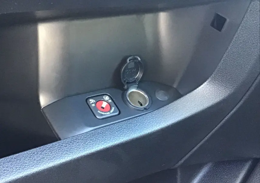 Écran tactile du système de navigation du Peugeot Expert Cabine Approfondie gris titane, vue intérieure centrale.