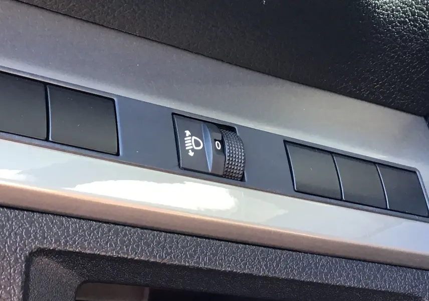 Écran tactile du système d'aide à la conduite du Peugeot Expert Cabine Approfondie gris titane, vue intérieure centrale.