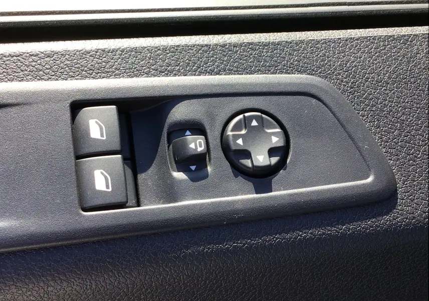 Écran central du Peugeot Expert XL gris titane montrant la caméra de recul avec guidage de trajectoire en bleu et rouge.