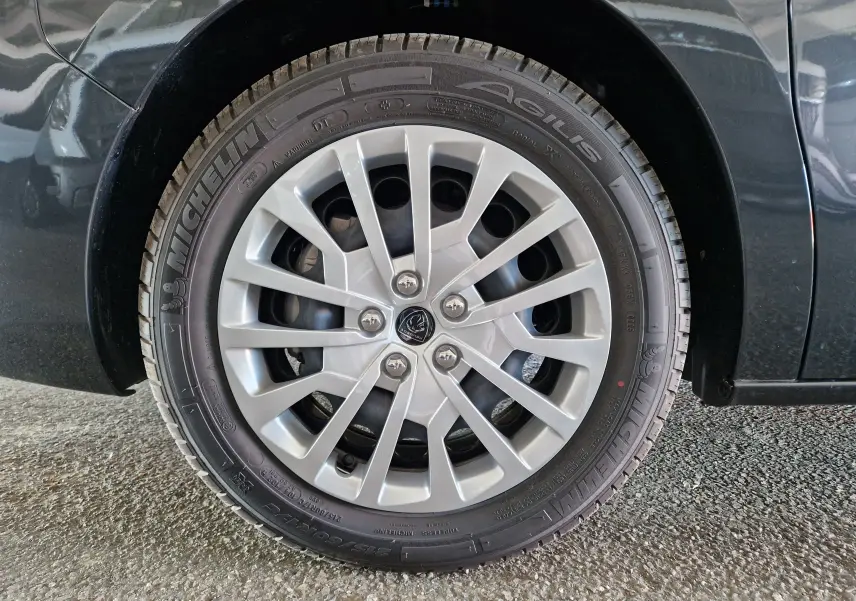 Gros plan sur la roue avant droite d'un Peugeot Expert gris titane, jante alliage et pneu Michelin Agilis.