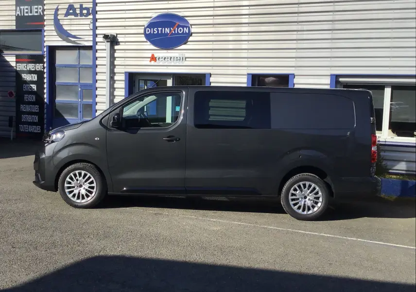Vue 3/4 arrière droite du Peugeot Expert Cabine Approfondie gris titane, avec portes arrière fermées et jantes alliage.