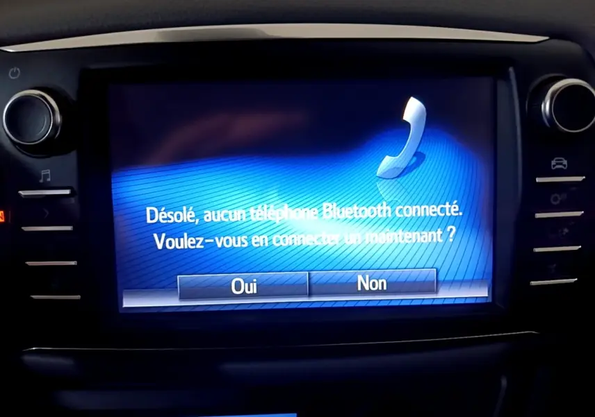 Écran tactile central de la Toyota Yaris hybride 2019 affichant un message Bluetooth sans téléphone connecté.