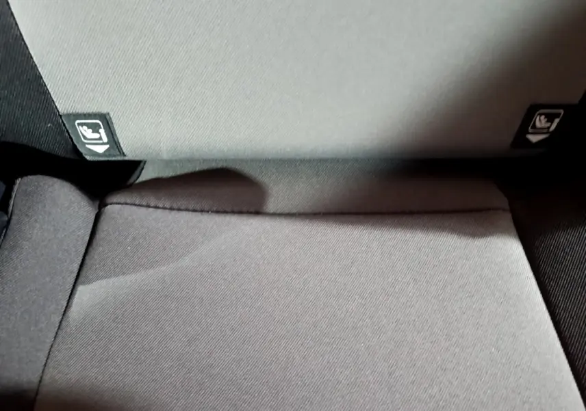 Gros plan sur l'assise arrière grise avec étiquettes Isofix de la Toyota Yaris 1.5 VVT-I Hybrid France Business.