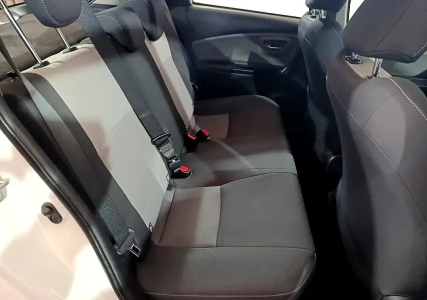 Vue intérieure côté arrière droit montrant la banquette bicolore grise et noire de la Toyota Yaris blanche 2019 hybride