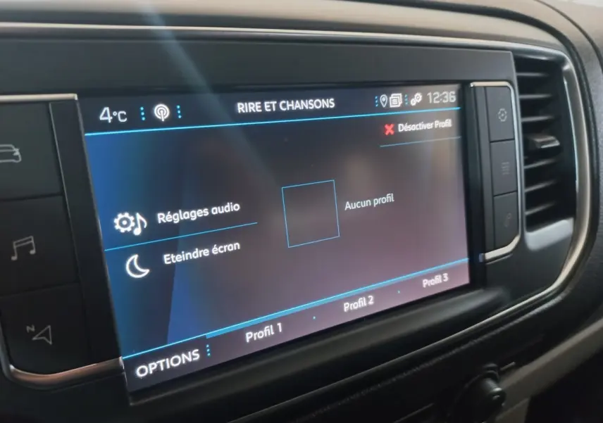 Écran tactile central du tableau de bord du Peugeot Traveller 2021, affichant les réglages audio et profils utilisateur.