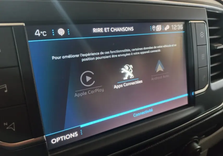 Écran tactile central du Peugeot Traveller 2021 montrant les options Apple CarPlay et Android Auto, ambiance intérieure.