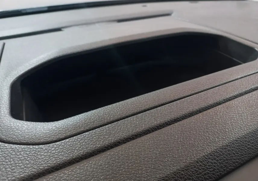 Gros plan sur le rangement intégré au tableau de bord du Peugeot Traveller 1.5 BlueHDi 120 gris clair de 2021.